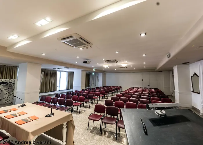唐纳特洛伊莫纳酒店 酒店